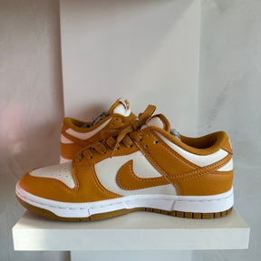 Nike Dunk Low Next Nature Phantom Gold Suede (Pronta Entrega)